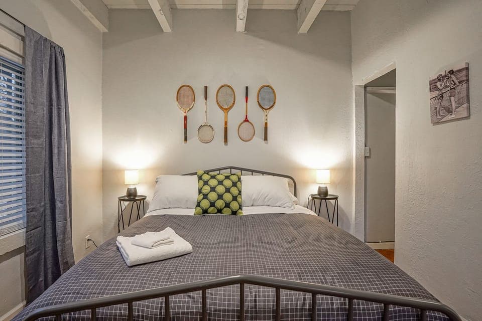 Bedroom 2: Queen bed