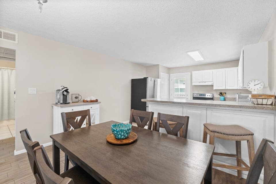 Spacious dining area with 6 seats and 2 additional spots at the kitchen counter for shared meals.