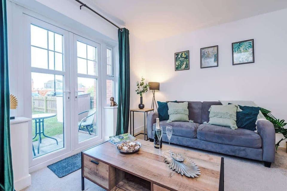 Open plan Living Room benefitting from a sofa bed and Smart TV with Netflix.