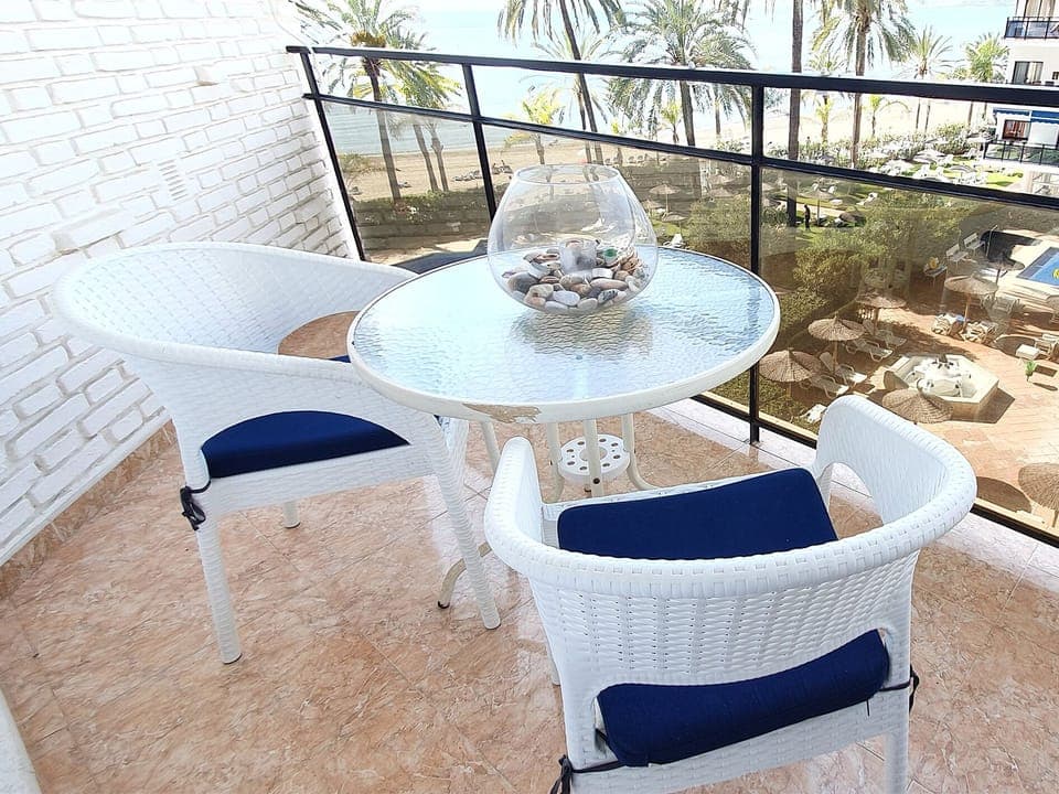 Table and views from the terrace/Mesa y vistas desde la terraza