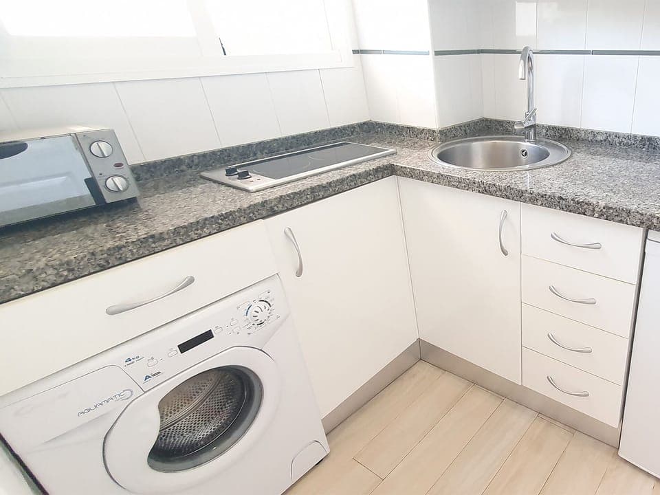 Equipped Kitchen: hob, microwave, coffee maker, washing machine.../ Cocina equipada: vitro, microondas, lavadora, etc