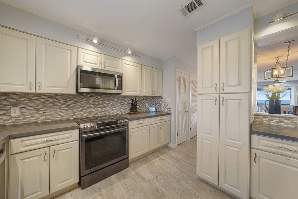 Dolphin Cove - Holiday Isle - Kitchen