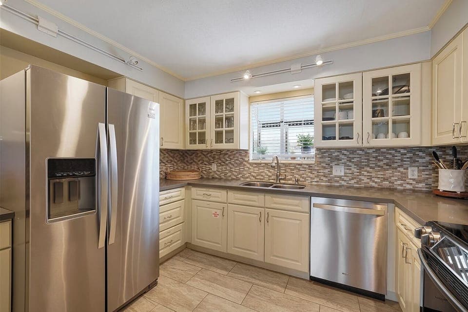Dolphin Cove - Holiday Isle - Kitchen