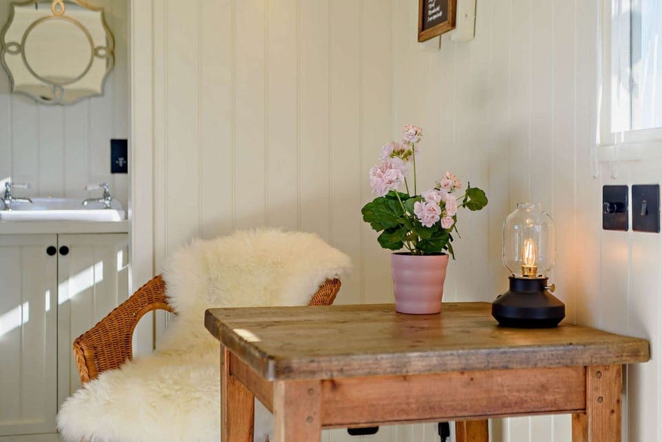 Aurora, One Bedroom Cotswold Holiday Cabin