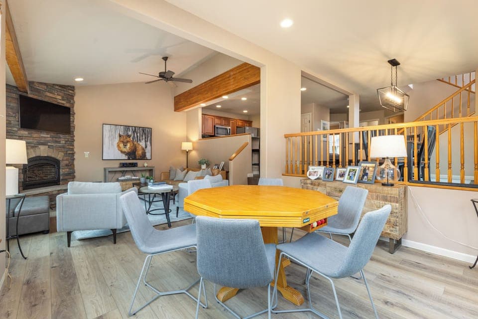 Additional table for cards, games or eating.