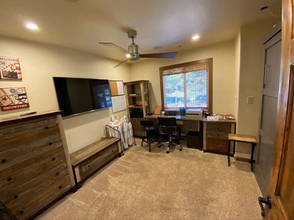 office/ murphy queen bed