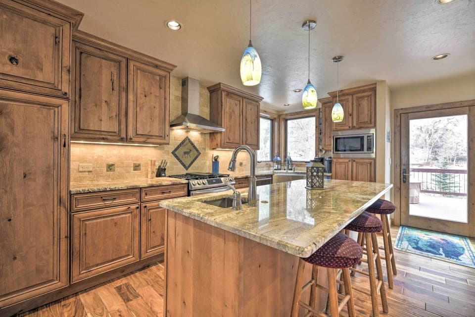 Fully Equipped Kitchen | Dishware & Flatware