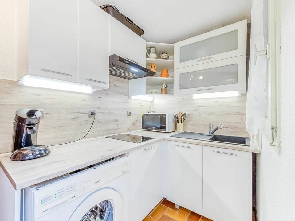 Tap, Cabinetry, Countertop, Kitchen Sink, Kitchen Appliance, Automotive Design, Building, Plumbing Fixture, Kitchen, Interior Design