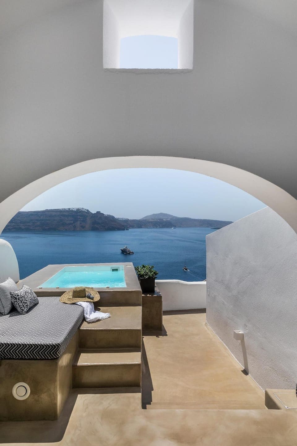 Patio  and hot tub with an amazing view to the sea and the volcano of Santorini