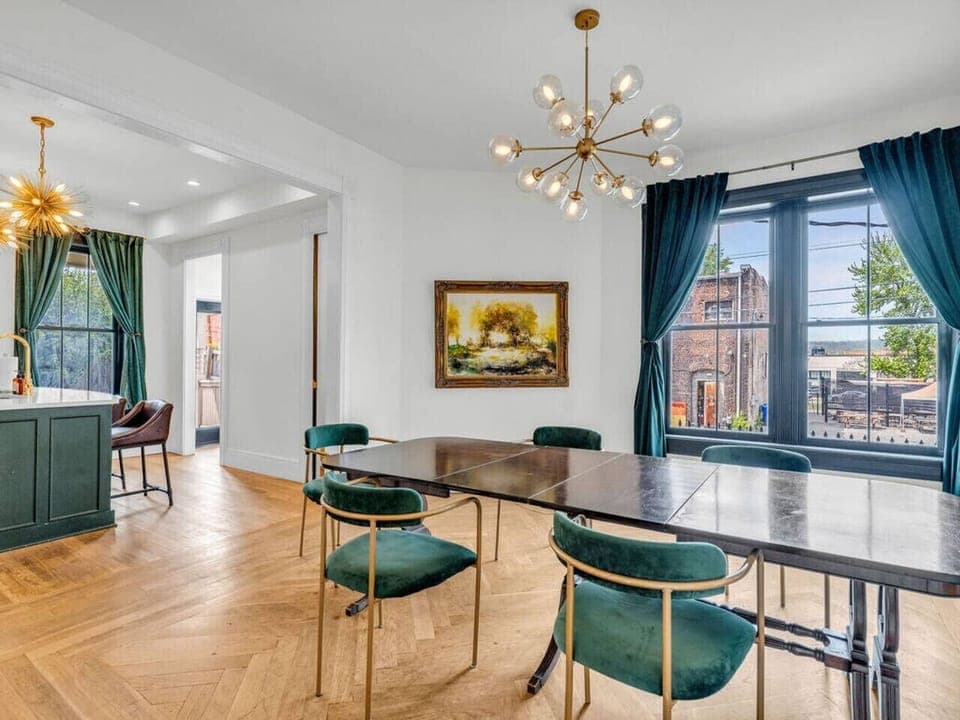 Dining Room: Elegant space with stunning views, perfect for meals and gatherings with flair!