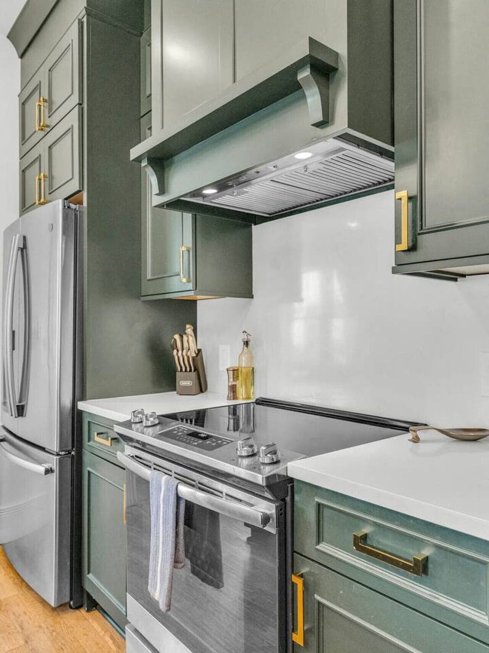 Gourmet Kitchen: Modern design with sleek appliances and stylish decor for culinary masterpieces!