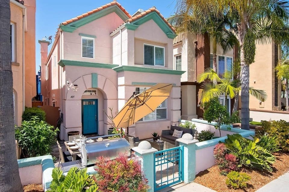 Front porch with BBQ and dining table that seats 6 and sitting area.