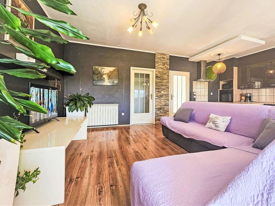 Property, Plant, Picture Frame, Couch, Wood, Interior Design, Flooring, Architecture, Living Room, Floor