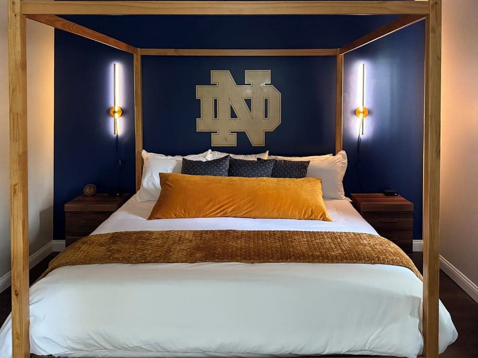 King bed on 3rd floor with private bath & shower/tub