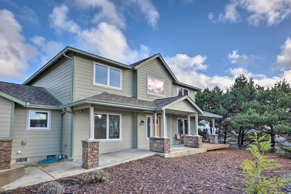 Bandon Vacation Rental | 4BR | 3BA | 2,680 Sq Ft | Step-Free Access