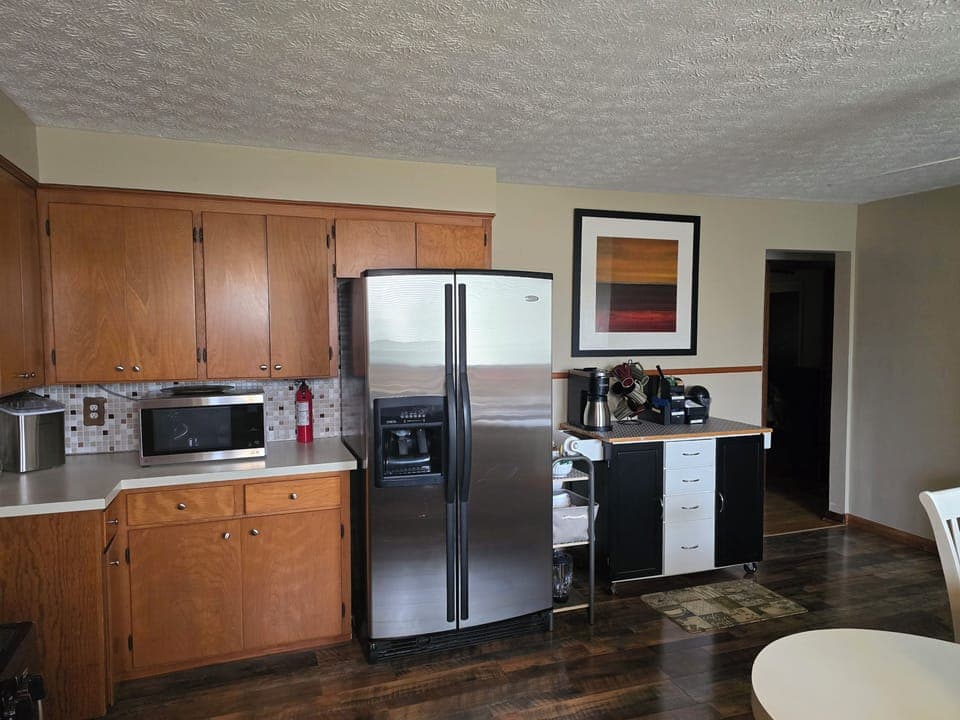 Spacious Kitchen with stainless steel/black appliances 
