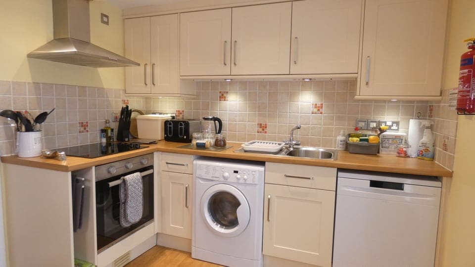 Fully equipped kitchen - electric hob & oven, washer/drier, dishwasher.