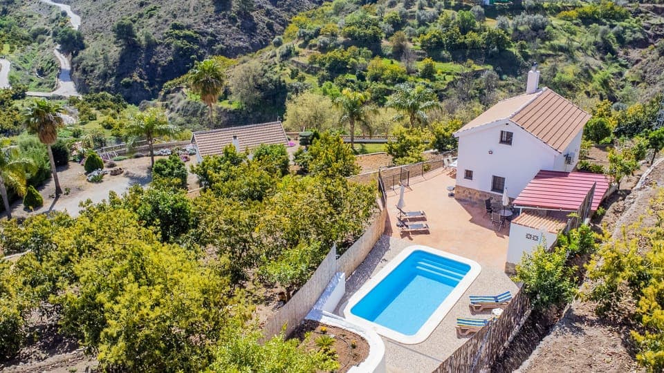 Maison rurale ideale pour les familles. Il accepte les animaux domesticas et est situé à Yunquera. Hautement équipé et avec de belles vues.