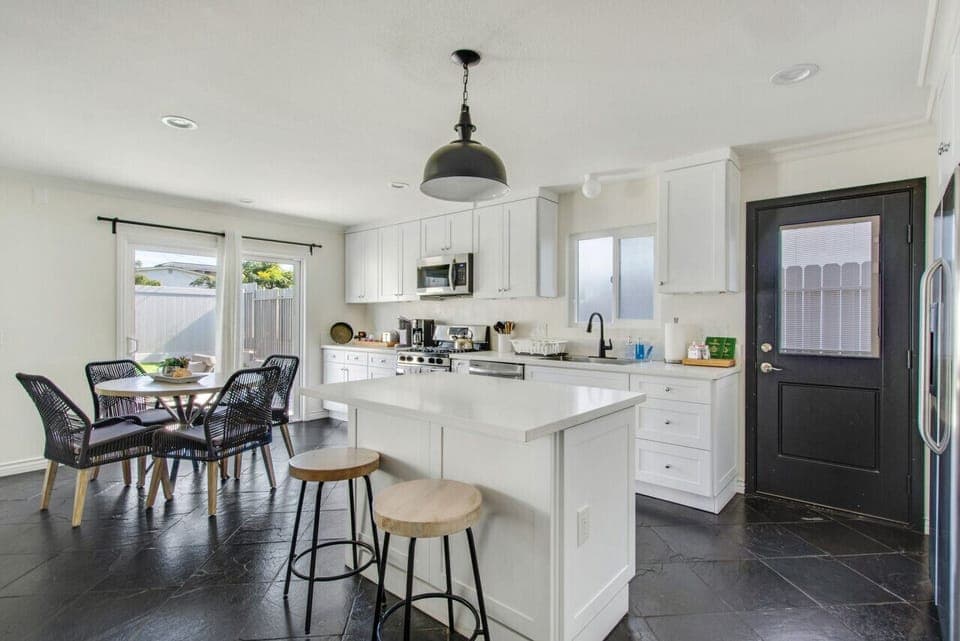 Fully equipped kitchen, featuring modern appliances