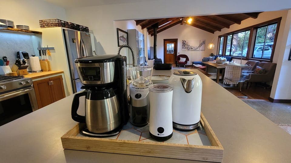 Coffee/Tea station with milk frother