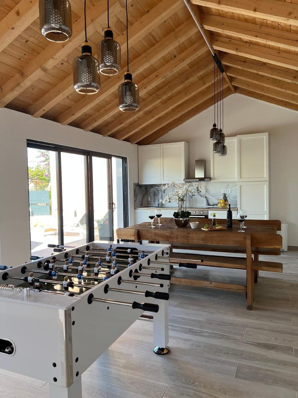 Facility next to swimming pool with shower, toilet and kitchen