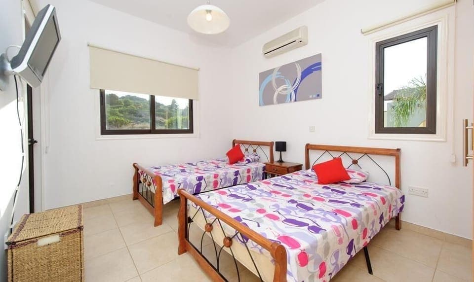 Bedroom 4 with two single beds