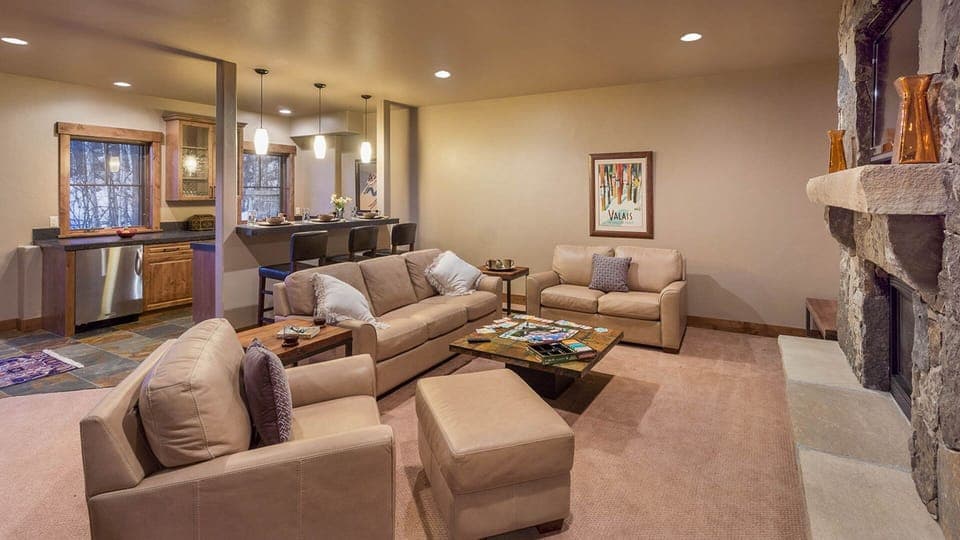 Family Room, Lower Level, Chalet Fuego - Seating area with wet bar