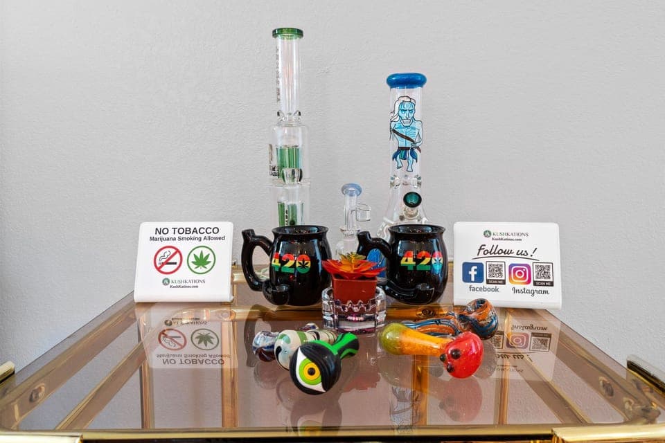 Toke in Style: Elevate Your Sessions with Trendy and Practical Accessories! 🌬️👌