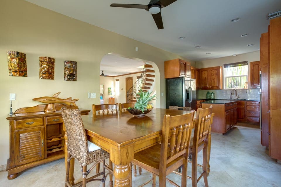 Eating area next to kitchen