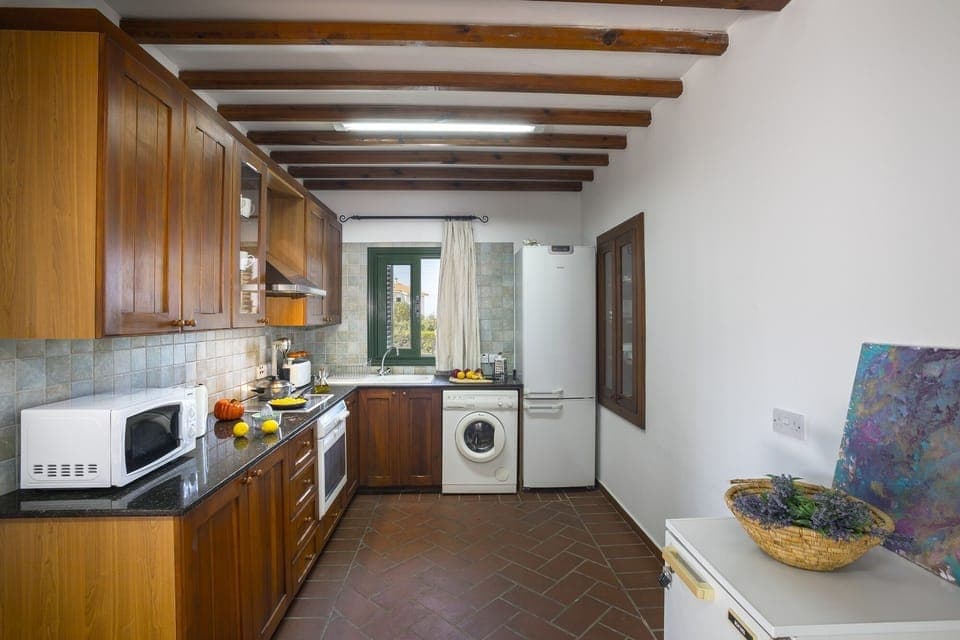 Modern kitchen with plenty of worktop space and fully equipped
