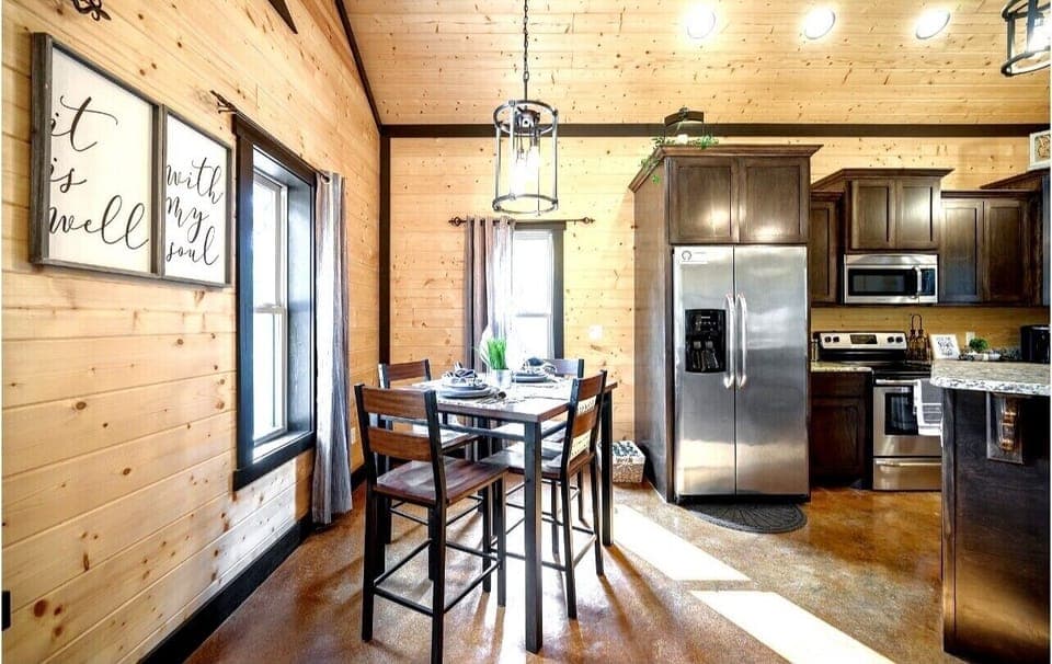 Knotty and Nice Luxury Cabin
(Broken Bow, Oklahoma)