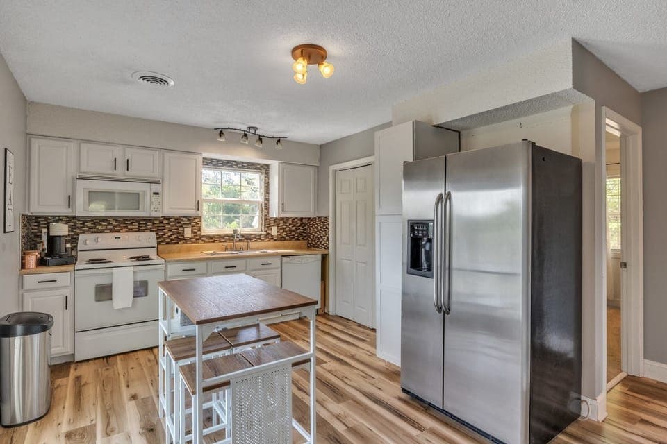 Flooring, Room, Indoors, Hardwood, Kitchen