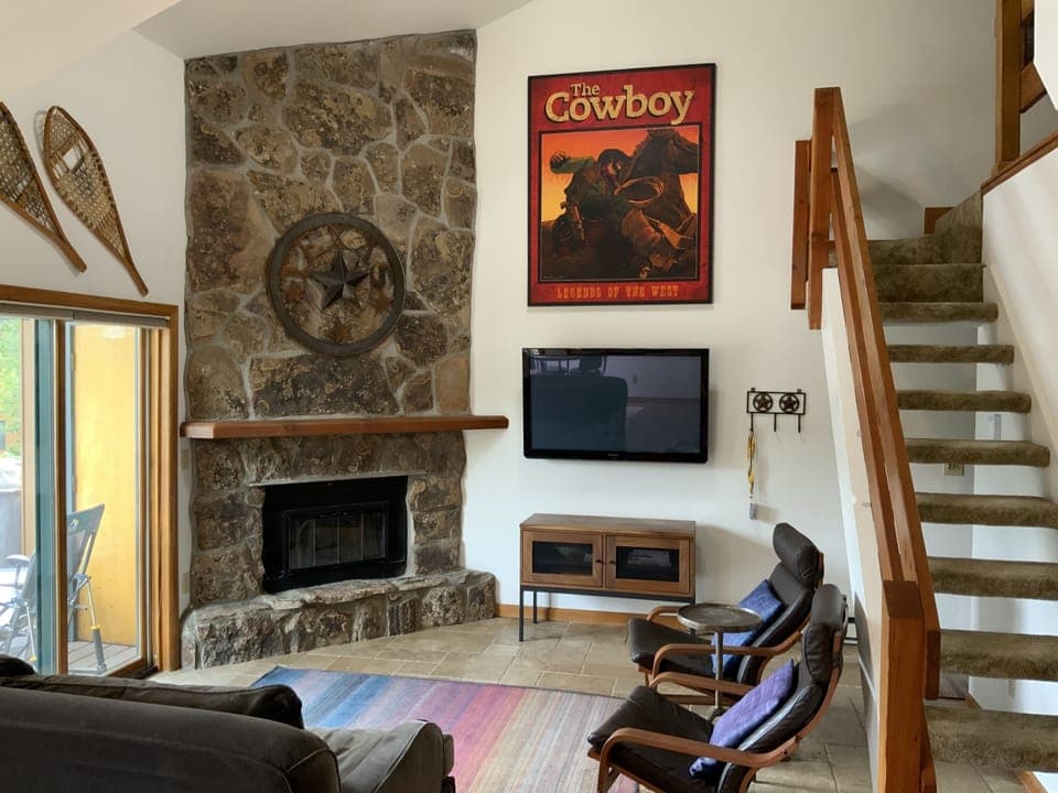 Living room with Smart TV to log into your streaming subscription. Free WiFi.