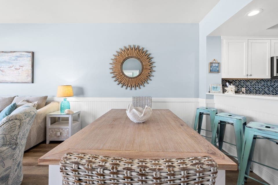 Dining Area - Table seats 6 - additional seating at kitchen counter
