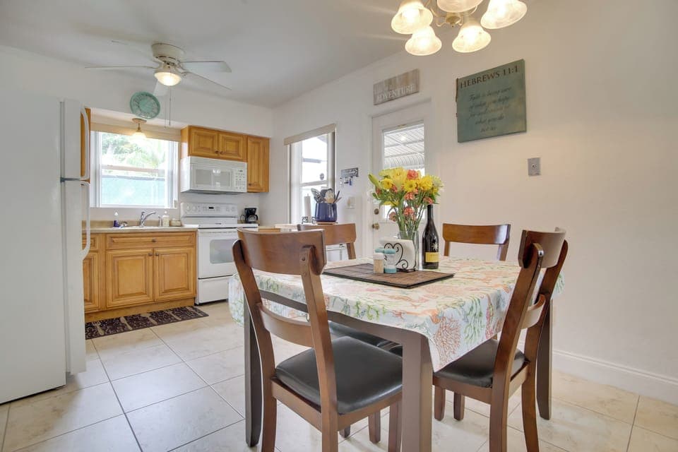 Dining Area | Dishware Provided | Single-Story Home