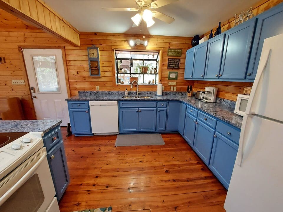 The newly remodeled kitchen (spring 2022) is spacious and fully equipped.