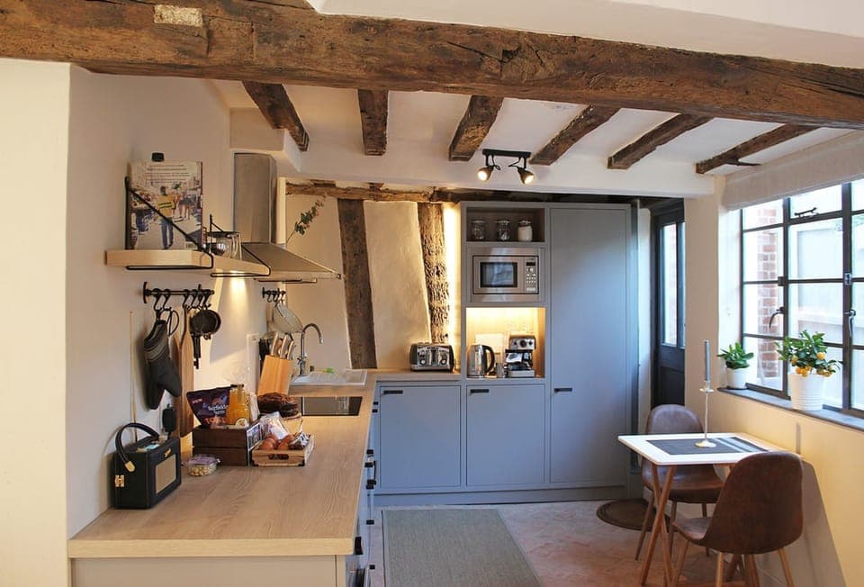 Blacksmith's Cottage, Lavenham: Well-equipped kitchen with modern appliances