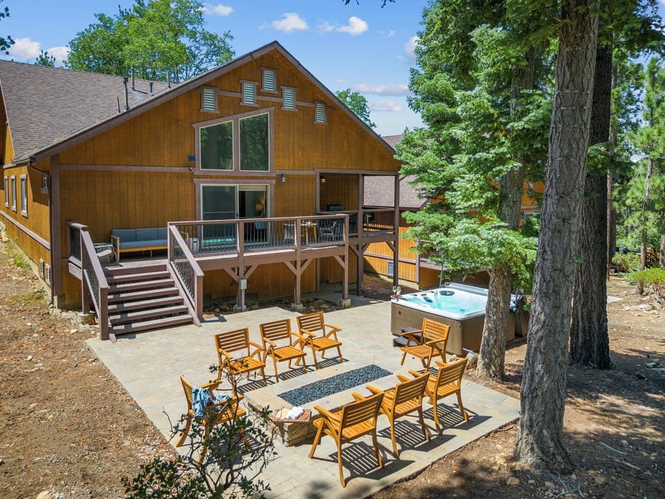 Welcome to Teddy, your Big Bear retreat designed for a group.