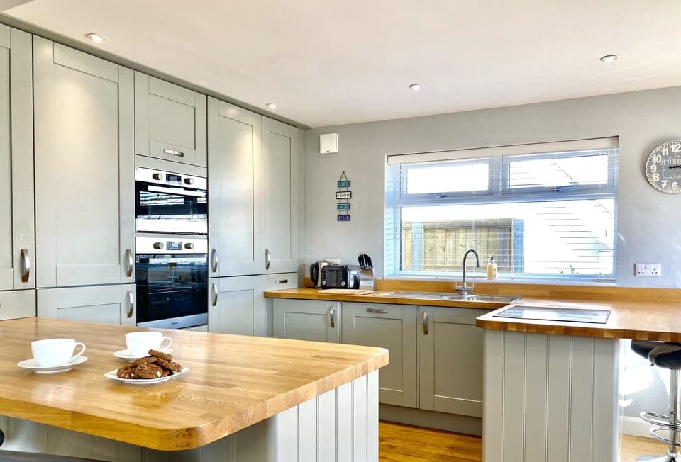 16 Beatrice Avenue, Shanklin: Spacious kitchen with breakfast bar seating