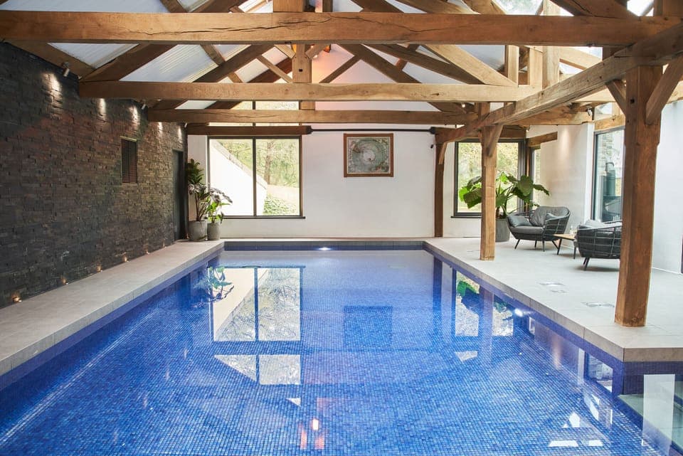 Fresh Escapes - Swifts Return - Romantic -  hot tub , sauna, pool