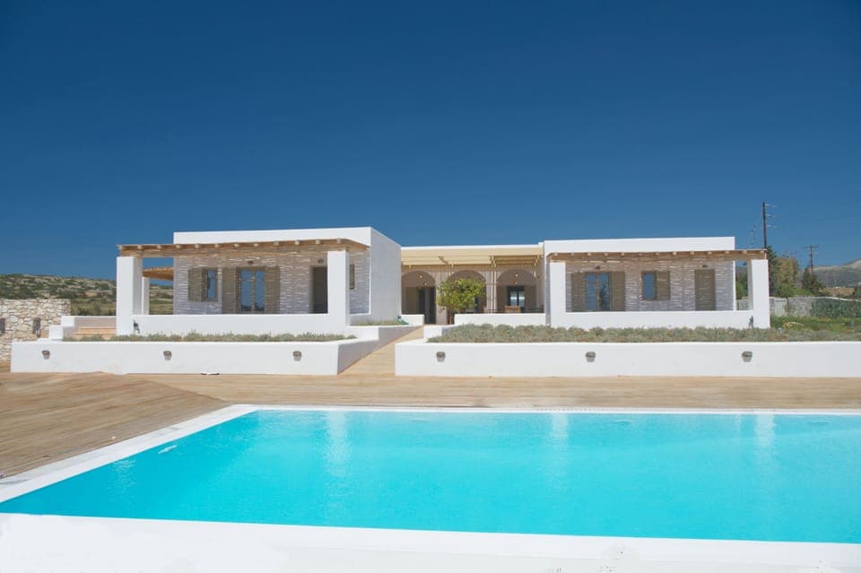 Villa Levanda, steps from the sea with a private pool and expansive grounds