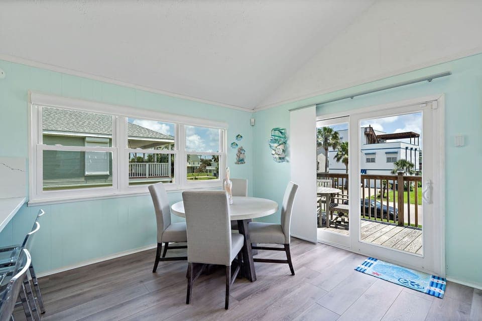 Dining Area - Deck Access
