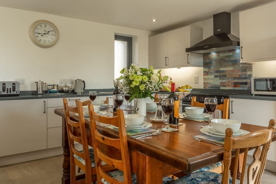 Ground floor: Dining table with seating for six guests