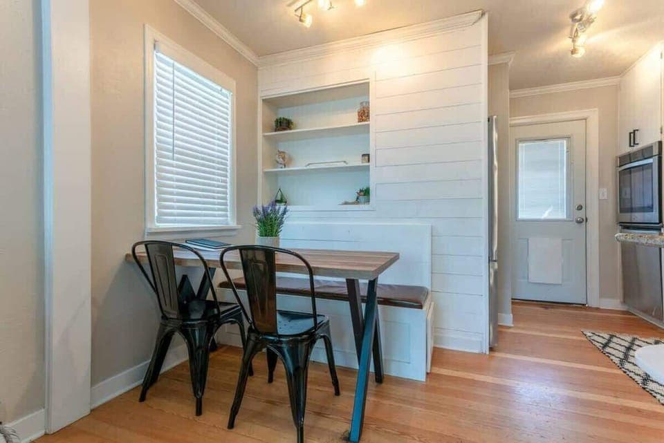 dining nook between kitchen and living room