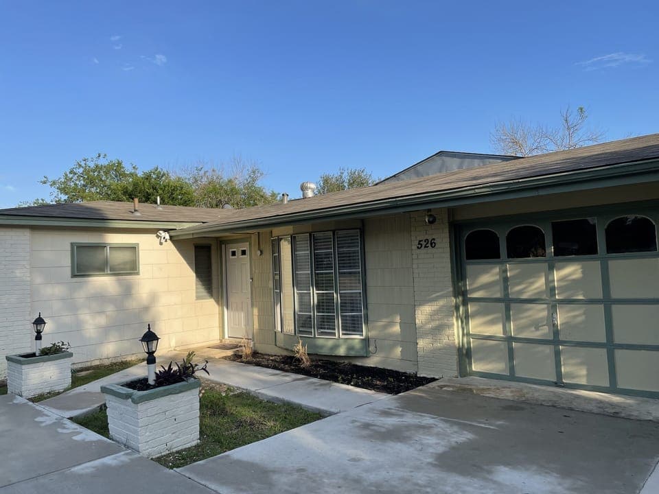 “LARGER PIECE OF HEAVEN” 526 Near Lackland Air Force Base 