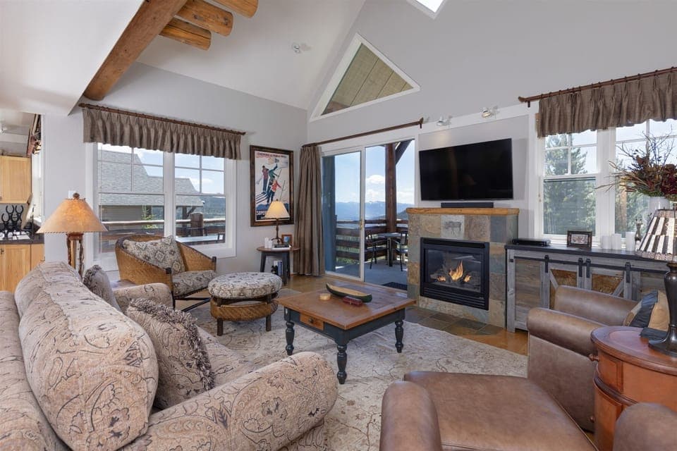 Large luxurious End Unit Saddle Ridge with AMAZING Views and Ski-in/ski-out.