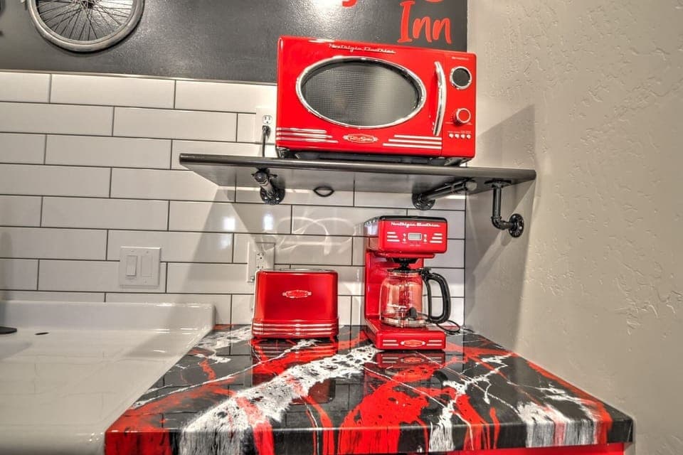 Kitchenette with mini fridge/freezer