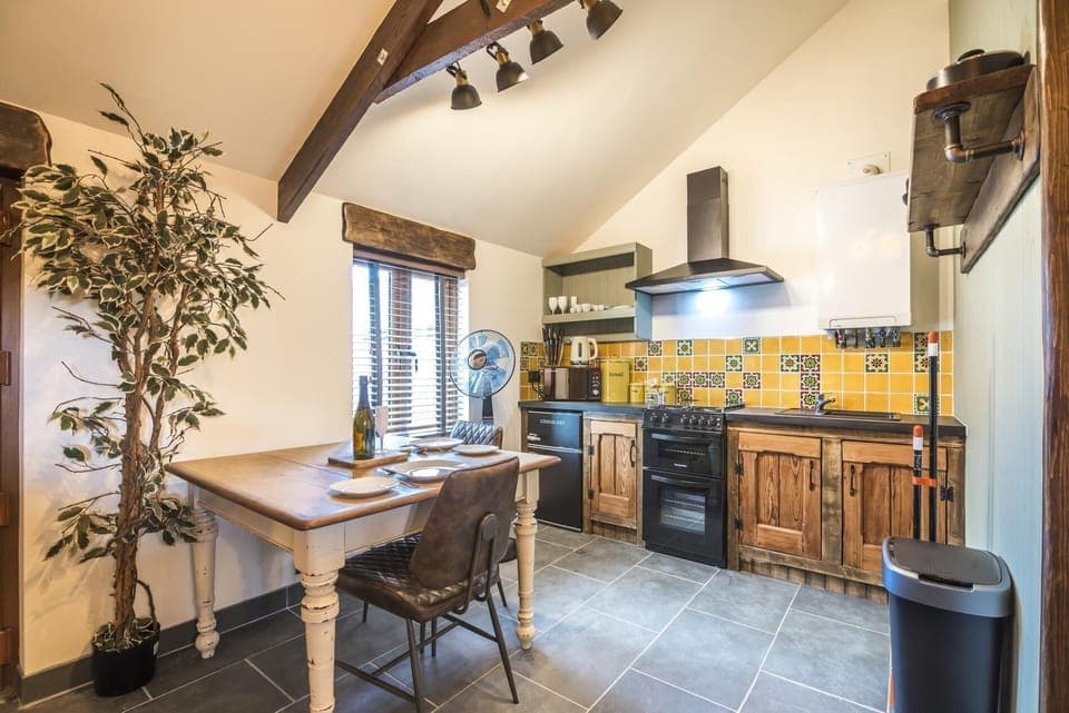 Fern Cottage - Luxurious 1 Bedroom - Blossom Farm (4098)