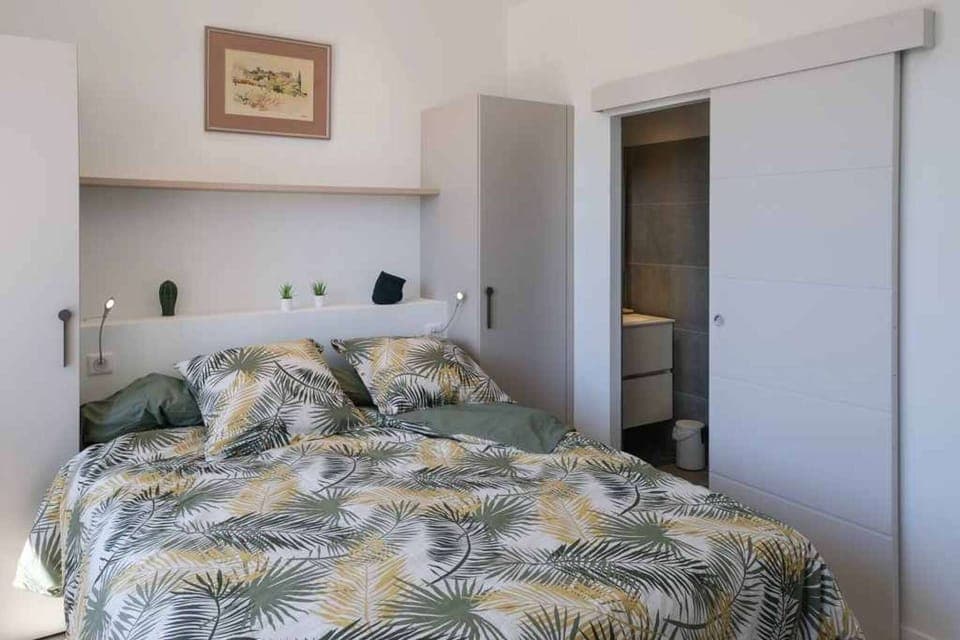 Bedroom with bed 160 x 210 and shower room on the ground floor