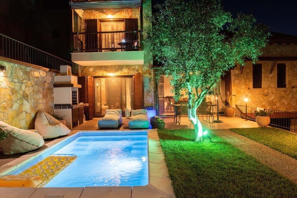 Eίναι μια τριώροφη εξοχική κατοικία με ιδιωτικό κήπο και πισίνα (5x3) 